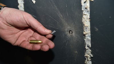 Kurşun geçirmez masa üretti. Kendisinin üzerinde test etti