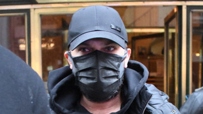 Tarkan’dan çift maskeli önlem! Klinik çıkışı görüntülendi