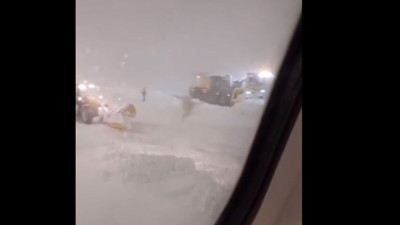 Gazeteci Barış Yarkadaş, İstanbul Havalimanı'nda vatandaşların maruz kaldığı eziyetin görüntüsünü paylaştı