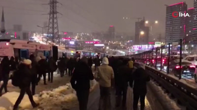 Vatandaşların başına bir de bu geldi. Metrobüs bozuldu, inip yürümek zorunda kaldılar
