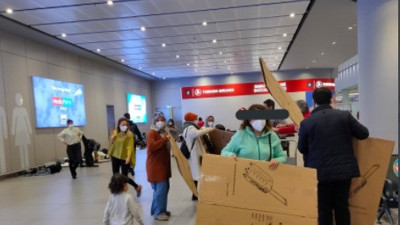 İstanbul Havalimanı’nda uçuşlar durdu. Yolculara uyuması için karton kutu dağıtıldı