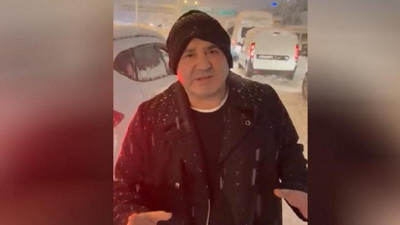 Şafak Sezer yolda kaldı: Yaklaşık 6 saattir arabadayız, Allah rızası için sesimizi duyurun