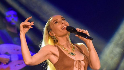 Gülşen'den yeni paylaşım geldi. Yine sahne kıyafetiyle olay yarattı