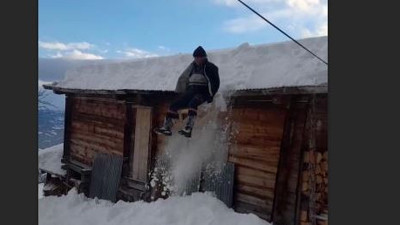 60'lık delikanlı evinin çatısından kızakla kaydı