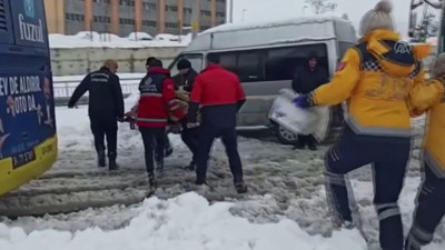 Hamile kadını hastaneye yetiştirmek için zamanla yarıştılar