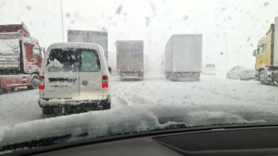 Büyük skandal.. Karayolları karla mücadele işini özel şirkete vermiş. Yolların neden kapandığı ortayla çıktı