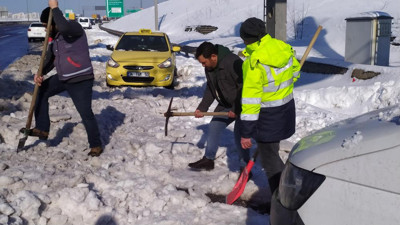 İstanbul'da kazma küreğini kapan otoyola akın etti