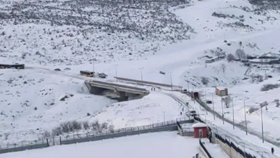 Bahçeşehir-Ispartakule bağlantı yolunda araçlar ilerleyemiyor