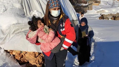 Yolu ulaşıma kapanan hastalar, hastaneye ulaştırıldı