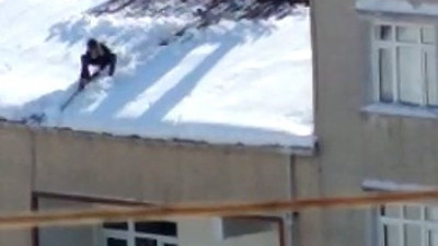 Çocuğu iple bağlayıp çatıdaki karı temizletti