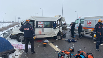 Feci kaza! TIR minibüse çarptı: 2’si çocuk 3 ölü