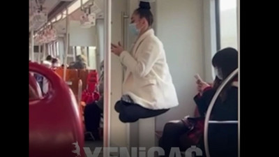 Metroda 'uçan kadın' şaşkınlığı!