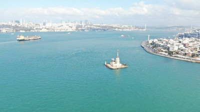 Boğaz turkuaza büründü! İstanbul Boğazı'nda masalsı manzara