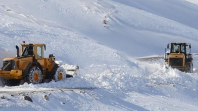 KKTC’de yoğun kar nedeniyle yollar kapandı