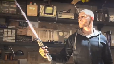 Dünyada bir ilk: Çeliği kesebilen ışın kılıcı. Yıldız Savaşçılarından esinlendi