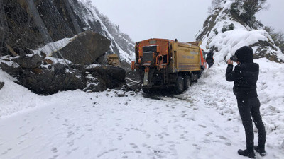 Dev kayalar İstanbul yolunu kapattı