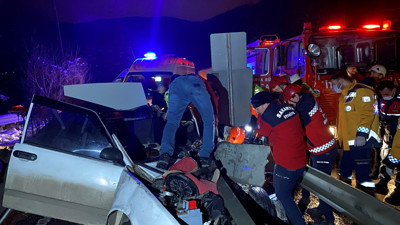 Sakarya'da bir otomobil bariyerlere ok gibi saplandı. Gösterge paneli böyle takılı kaldı!