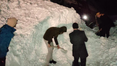 Yüksekova'da çığ düştü 20 kişi mahsur kaldı