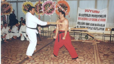 Güç gösterileri ustası karateci, kanserden kolunu kaybetti