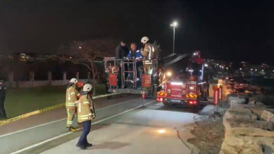 Kadıköy’de balıkçı teknesi karaya oturdu