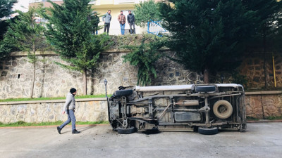 Kamyonet site bahçesine düştü: 3 kişi yaralandı