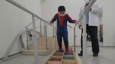 'Yürüyemez' denilen çocuk imkansızı başardı