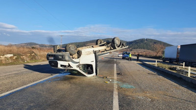 Takla atan kamyonetteki 2 kişi yaralandı