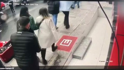 Yolda güpegündüz cep telefonunu çaldı! İşte o anlar...