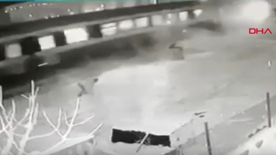 Trenin çarptığı minibüsün sürücüsünün kazadan son anda kurtulması kamerada