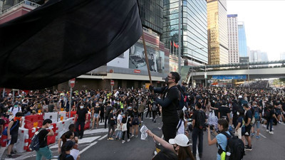 Doğum günü partisine katıldı, istifa etmek zorunda kaldı