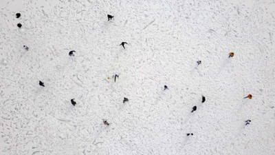 Donan göl gençlere futbol sahası oldu!