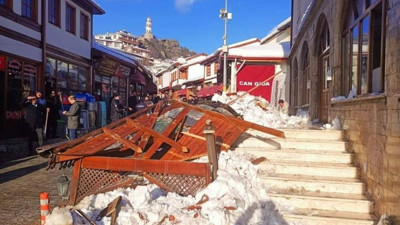 Cami sundurması cemaatin üzerine düştü. Çok sayıda yaralı