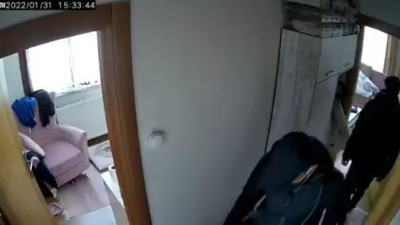 Maskeli hırsızlar dairenin içini talan etti