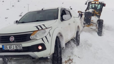 Araçları kara saplanan 4 kişinin zamanla yarışı