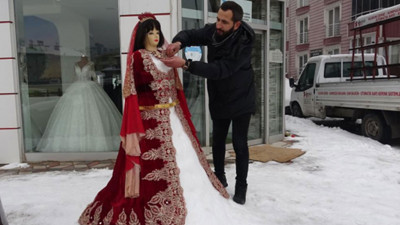 Kardan kadın yaptı. Bindallı giydirdi
