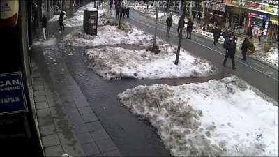 Çatıdan düşen buz kütlelerinden son anda kurtuldular. İşte o görüntüler