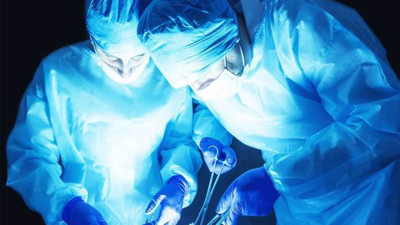 Adam fıtık ameliyatına girdi, rahmini aldırdı