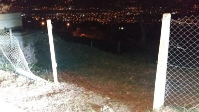 Mezarlığın demir kapısını çaldılar