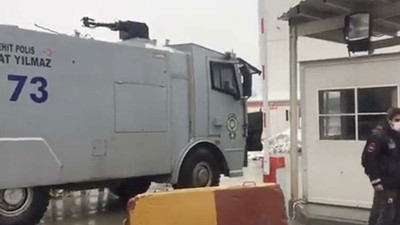 Yüzde 8'lik zam sonrası Migros işçileri de iş bıraktı! Depoya TOMA girdi