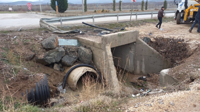 Otomobil dereye uçtu: 2 yaralı