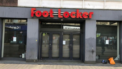 Ünlü mağazada iğrenç olay... Spermlerini bıraktığı ayakkabıyı müşterisine giydirdi