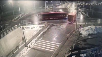 Kamyon yola fırladı otobüs göbekten çarptı