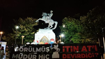 Onur anıtı'nda nöbet sürüyor ‘Görülmüş müdür hiç itin atı devirdiği’