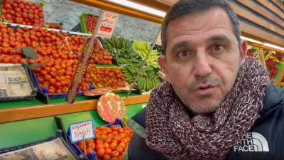 Fatih Portakal video çekmek için geldiği tezgaha yaklaşamadı