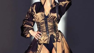 Hande Yener sahne kıyafetiyle sosyal medyada olay oldu