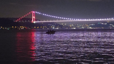 Kaçak midye avcıları zabıtanın elinden denize açılarak kaçtı