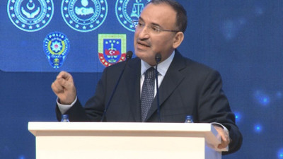 Adalet Bakanı Bozdağ: Cumhurbaşkanımıza beddua ve hakaret edenler, haddini ve kendini bilmezlerdir