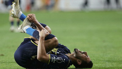 Fenerbahçe'de İrfan Can Kahveci'den kötü haber