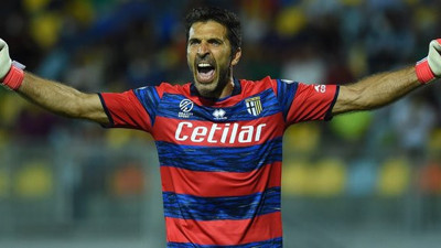 44 yaşındaki Gianluigi Buffon'dan futbolda yeni rekor