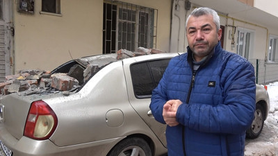 Otomobilin üzerine balkon çöktü! Yemeden içmeden tüm birikimiyle satın almıştı…